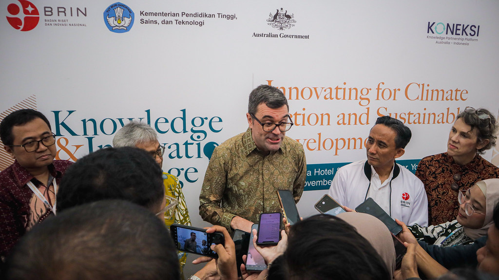 Doorstep interview at Knowledge & Innovation Exchange (KIE) Roadshow Yogyakarta to gain insights on how the media currently perceives research and innovation, particularly in the context of environmental and climate change issues.